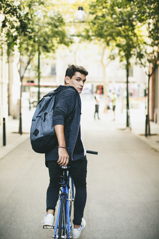 Teenager mit einem Fixie-Fahrrad in der Stadt, lizenzfreies Stockfoto