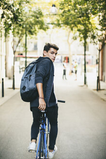 Teenager mit einem Fixie-Fahrrad in der Stadt - EBSF001738