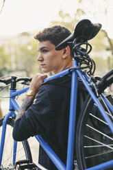 Teenager carrying fixie bike in the city - EBSF001739