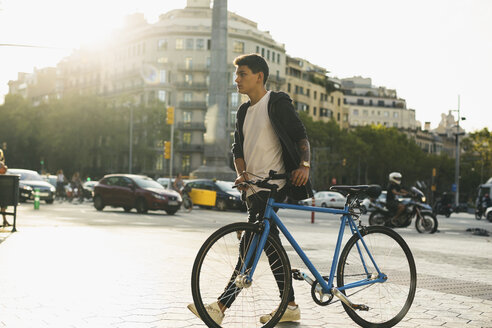 Teenager mit einem Fixie-Fahrrad in der Stadt - EBSF001744