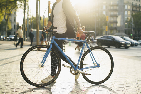 Teenager mit einem Fixie-Fahrrad in der Stadt, lizenzfreies Stockfoto