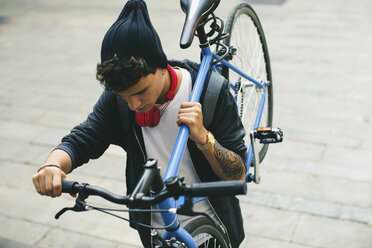 Teenager mit Fixie-Fahrrad in der Stadt - EBSF001755