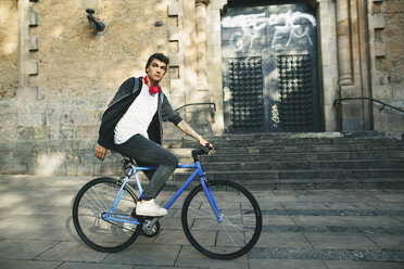 Teenager mit einem Fixie-Fahrrad in der Stadt - EBSF001757