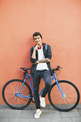 Teenager mit einem Fixie-Fahrrad, lächelnd - EBSF001758