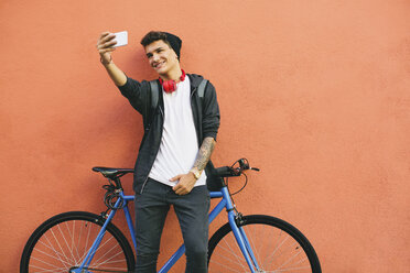 Teenager mit Fixie-Fahrrad, Selfie, Smartphone - EBSF001761