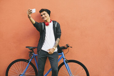 Teenager with a fixie bike, selfie, smartphone - EBSF001761