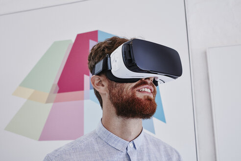 Mann mit Virtual-Reality-Brille - RORF00259