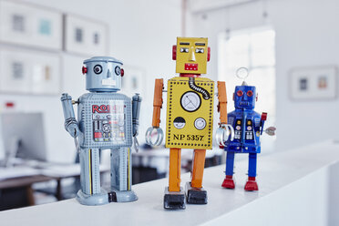 Spielzeugroboter im Büro - RORF00302