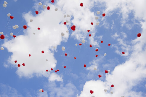 Luftballons in Herzform am Himmel zur Hochzeit - CRF02758
