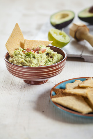 Guacamole und hausgemachte Cracker, lizenzfreies Stockfoto