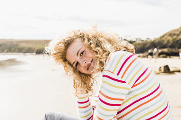 Portrait of smiling teenage girl on the beach - UUF08407