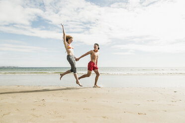 Glückliches Teenagerpaar am Strand - UUF08408