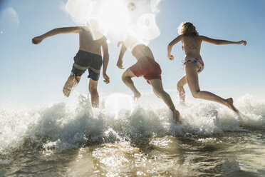 Friends jumping into the sea - UUF08425