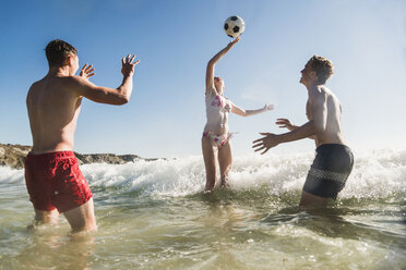 Freunde spielen mit einem Ball im Meer - UUF08426