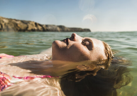 Teenage girl floating in the sea - UUF08432
