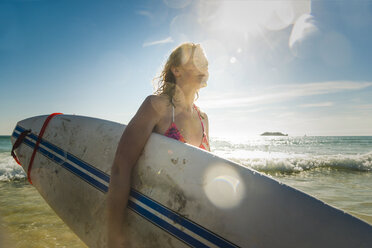 Jugendliches Mädchen mit Surfbrett am Meer - UUF08438