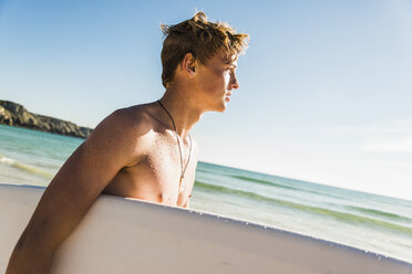 Jugendlicher mit Surfbrett am Meer - UUF08439