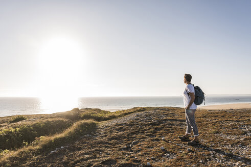 France, Bretagne, Finistere, Crozon peninsula, woman during beach hiking - UUF08455