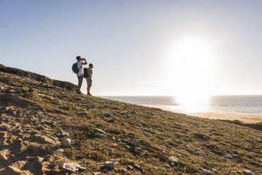 France, Bretagne, Finistere, Crozon peninsula, couple during beach hiking - UUF08458