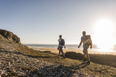 France, Bretagne, Finistere, Crozon peninsula, couple during beach hiking - UUF08461