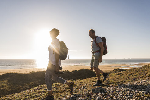 France, Bretagne, Finistere, Crozon peninsula, couple during beach hiking - UUF08462