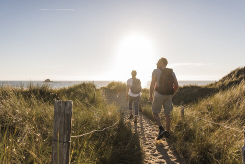 Frankreich, Bretagne, Finistere, Halbinsel Crozon, Paar beim Strandwandern - UUF08463