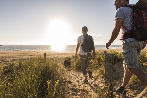 France, Bretagne, Finistere, Crozon peninsula, couple during beach hiking - UUF08464