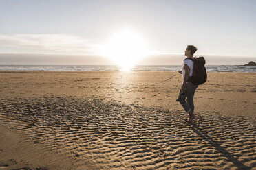 Frankreich, Bretagne, Finistere, Halbinsel Crozon, Frau bei Strandwanderung - UUF08472