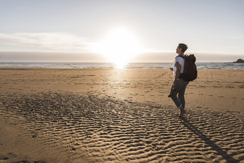 France, Bretagne, Finistere, Crozon peninsula, woman during beach hiking - UUF08472