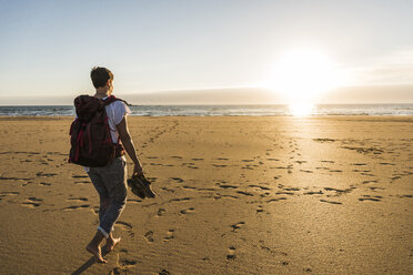 France, Bretagne, Finistere, Crozon peninsula, woman during beach hiking - UUF08474