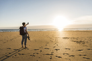 Frankreich, Bretagne, Finistere, Halbinsel Crozon, Frau bei Strandwanderung - UUF08475