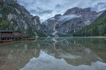 Italien, Südtirol, Dolomiten, Holzhütte am Pragser Wildsee mit dem Berg Croda del Becco im Hintergrund - LOMF00384