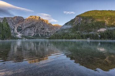 Italien, Südtirol, Dolomiten, Croda del Becco Berg spiegelt sich im Pragser Wildsee bei Sonnenaufgang - LOMF00386