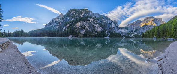 Italien, Sudtirol, Dolomiten, Pragser Wildsee, Berg spiegelt sich im See bei Sonnenaufgang - LOMF00389