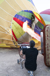 Heißluftballon wird vorbereitet - ABZF01212