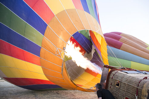 Heißluftballon wird vorbereitet - ABZF01213