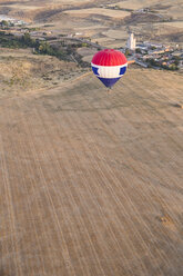 Spanien, Segovia, Heißluftballon in der Luft - ABZF01215