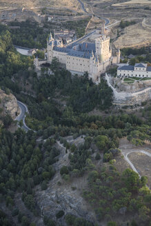 Spanien, Segovia, Luftaufnahme des Alcazar - ABZ01216