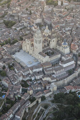 Spanien, Segovia, Luftaufnahme der Kathedrale - ABZF01221