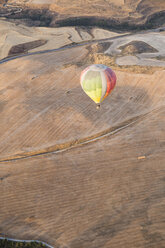 Spanien, Segovia, Heißluftballon in der Luft - ABZF01223