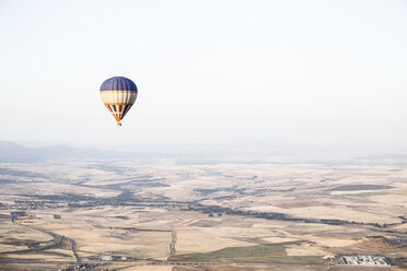 Spain, Segovia, hot air balloon in the sky - ABZF01224
