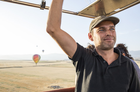 Lächelnder Heißluftballonpilot, lizenzfreies Stockfoto