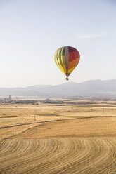 Spanien, Segovia, Heißluftballon am Himmel - ABZF01229