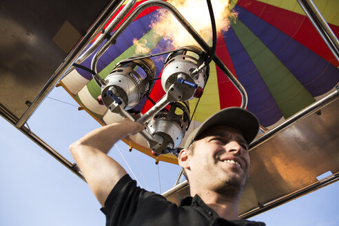 Mann mit Brennern eines Heißluftballons - ABZF01233