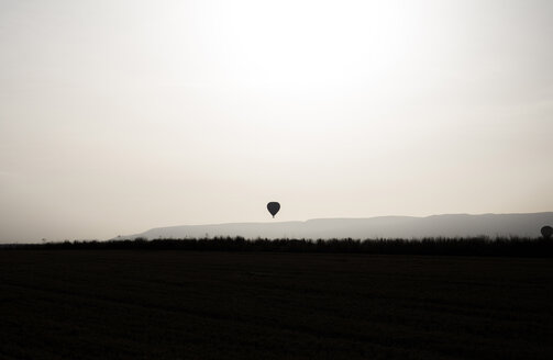 Hintergrundbeleuchtung eines Heißluftballons am Himmel - ABZF01236