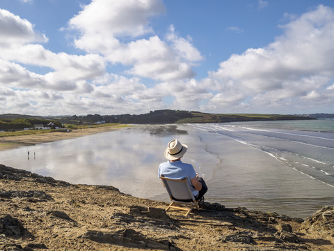 Frankreich, Bretagne, Sainte-Anne-la-Palud, älterer Mann am Strand Treguer plage, lizenzfreies Stockfoto