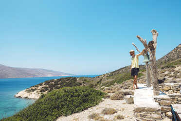 Griechenland, Nikouria, Tourist mit Blick auf Amorgos in der Ferne - GEMF01014