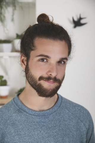 Porträt eines jungen Mannes mit Bart und Dutt, lizenzfreies Stockfoto