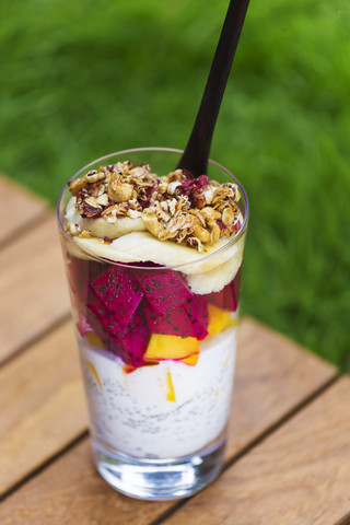 Glas Chia-Pudding mit verschiedenen Früchten und Cerealien, lizenzfreies Stockfoto