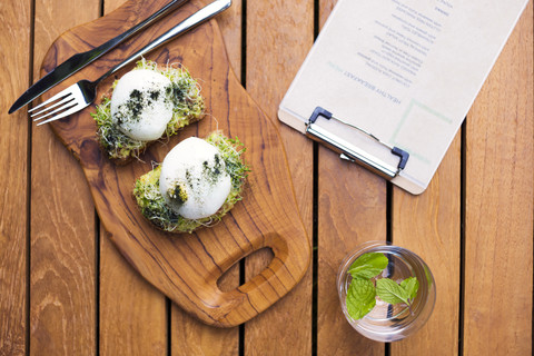 Toastbrotscheiben mit pürierter Avocado, gekochtem Ei und Sprossen, lizenzfreies Stockfoto